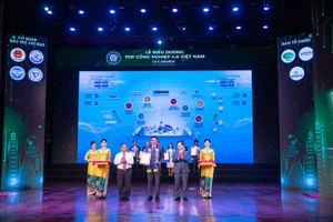 Ông Nguyễn Phương Sơn, Giám đốc Đối ngoại Amway Việt Nam, nhận giải thưởng từ ban tổ chức