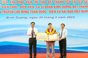 Ông Nguyễn Văn Lộc - Chủ tịch HĐND tỉnh và ông Nguyễn Lộc Hà - Phó Chủ tịch UBND tỉnh Bình Dương thừa ủy quyền của Thủ tướng Chính phủ, trao bằng khen của Thủ tướng và tiền thưởng cho VĐV Lại Lý Huynh