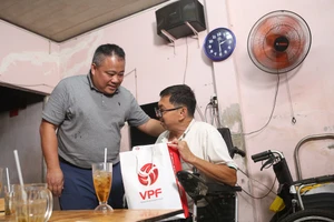 Ông Nguyễn Minh Ngọc, Tổng giám đốc Công ty VPF thay mặt Ban tổ chức chương trình hỏi thăm và trao tặng quà đến với ông Huỳnh Thanh Phong