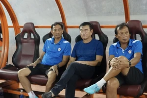 HLV Phan Thanh Hùng cùng các trợ lý thất thần sau trận thua CLB THCM mới đây. Ảnh: DŨNG PHƯƠNG