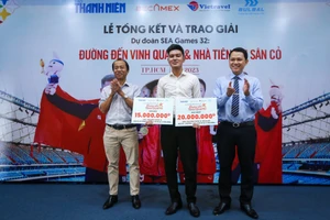 Bạn đọc Nguyễn Duy An (giữa) nhận giải nhất cuộc thi "Đường đến vinh quang"