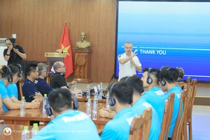 Đại diện UEFA chia sẻ tại lễ bế mạc