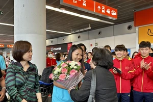 Huỳnh Như và các đồng đội đã được đón tiếp nồng nhiệt khi đến sân bay Chopin