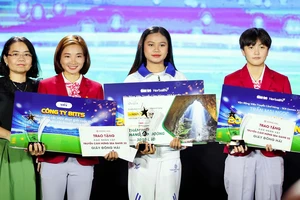 Ban tổ chức trao thưởng cho 3 cô gái, những nhân vật truyền nhiều cảm hứng tại kỳ SEA Games 32. Ảnh: HOÀNG TÙNG