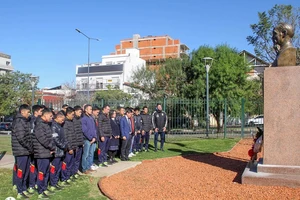 Tập thể đội tuyển futsal Việt Nam dâng hoa tại tượng đài Chủ tịch Hồ Chí Minh 