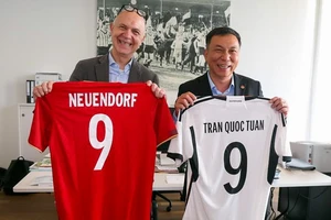 Ông Trần Quốc Tuấn và ông Bernd Neuendorf trao tặng cho nhau áo thi đấu của đội tuyển hai nước