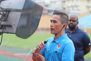 Trọng tài Mai Xuân Hùng thực hành xem lại tình huống dưới sự quan sát của chuyên gia FIFA Bhaveshan Moorghen