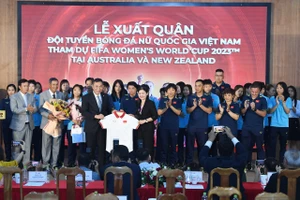 Chủ tịch LĐBĐ Việt Nam Trần Quốc Tuấn trao tặng áo thi đấu có chữ ký các tuyển thủ đến nhà tài trợ tại lễ xuất quân