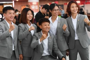 Các tuyển thủ háo hức tại sân bay Nội Bài