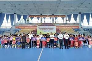Các đại biểu tặng cờ lưu niệm cho 108 VĐV của 9 đội đến từ 9 huyện, thị xã, thành phố trong tỉnh tham dự giải