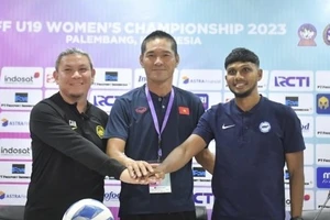 Ông Akira (giữa) cùng HLV các đội U19 nữ Singapore và Malaysia tại buổi họp báo trưa 5-7