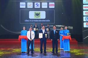 Ông Đỗ Nhật Tân (PGĐ Cty CP Bình Điền Ninh Bình) đại diện công ty Bình Điền nhận giải thưởng Nhãn hiệu nổi tiếng Việt Nam năm 2023.