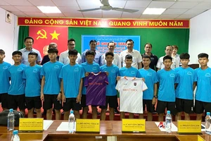 Đại biểu chụp ảnh lưu niệm cùng 12 VĐV U15 được chuyển giao cho Trung tâm Đào tạo bóng đá trẻ Becamex Bình Dương