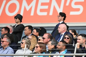 Chủ tịch VFF Trần Quốc Tuấn và Chủ tịch FIFA Gianni Infantino dự khán trận đấu giữa ĐT nữ Việt Nam và ĐT nữ Mỹ 