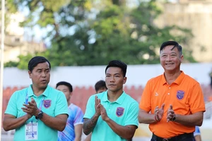 HLV Lê Huỳnh Đức cùng các trợ lý Nguyễn Thanh Sơn và Nguyễn Quang Hải