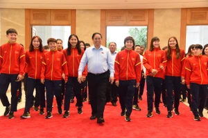 Thủ tướng Phạm Minh Chính và các cầu thủ đội tuyển bóng đá nữ Việt Nam. Ảnh: HẢI HÀ/nhandan.vn