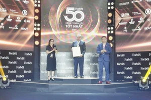 Ông Quảng Văn Viết Cương – Phó Tổng Giám đốc Tổng công ty Becamex IDC nhận cúp và chứng nhận TOP 50 công ty niêm yết tốt nhất Việt Nam năm 2023.