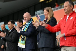 Chủ tịch FIFA Gianni Infantino (giữa), Chủ tịch LĐBĐVN Trần Quốc Tuấn (trái) và Chủ tịch LĐBĐ Mỹ Cindy Parlow Cone