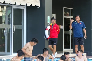 Cả đội tiến hành thả lỏng ở hồ bơi vào sáng 25-8 để thư giãn và tái tạo năng lượng sau trận bán kết với Malaysia