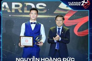 Phó chủ tịch VFF Trần Anh Tú trao phần thưởng Cầu thủ xuất sắc nhất mùa giải 2023 cho tiền vệ Nguyễn Hoàng Đức