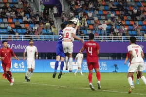 Vòng 16m50 của Việt Nam luôn nóng trước sức ép của các cầu thủ Iran. Ảnh: NAM TRUNG