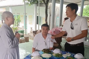 Ông Phan Văn Tuất - Ban Tổ chức và các đội bóng đã quyên góp ủng hộ Chùa Phước Thiện tại Bình Thuận