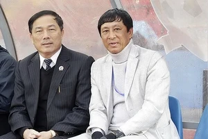 HLV Vũ Quang Bảo (bên phải). Ảnh: MINH HOÀNG