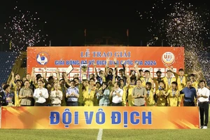 Niềm vui của các cầu thủ U19 Hà Nội trong lần thứ 7 vô địch sân chơi này. 