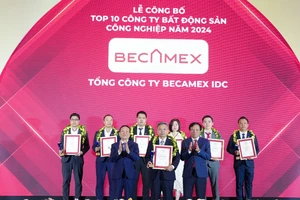 Ông Nguyễn Văn Thanh Huy – Phó Tổng Giám đốc Tổng công ty Becamex IDC nhận Cúp và Giấy chứng nhận TOP10 Công ty Bất động sản công nghiệp uy tín năm 2024.