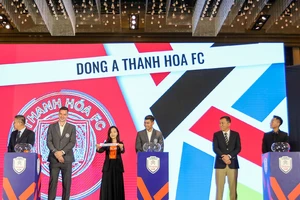 Chủ tịch VFF Trần Quốc Tuấn cùng các cầu thủ Filip Nguyễn, Thái Sơn và Văn Thiết tại lễ bốc thăm.