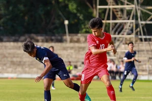 U16 Việt Nam (áo đỏ) thắng dễ 15-0 trước Brunei ở trận ra quân