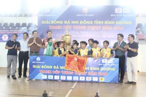 Ban tổ chức trao Huy chương vàng và Cúp vô địch cho đội Nhi đồng Thủ Dầu Một