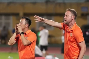 HLV Polking đang gặp nhiêu sức ép từ thành tích không tốt của CLB CAHN tại V-League. Ảnh: CAHN FC