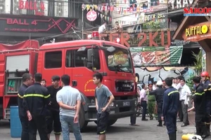 Giải cứu hơn 30 người mắc kẹt trong đám cháy tại Hà Nội