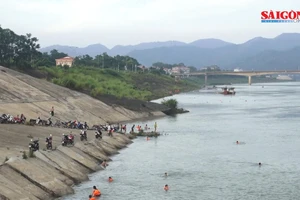 Phớt lờ biển cấm, hàng trăm người dân đổ xô ra sông Đà để tắm