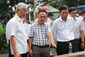 Phó Chủ tịch UBND TPHCM Võ Văn Hoan chỉ đạo khắc phục sự cố vỡ bờ bao ở quận 8 