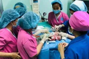 Sáng nay, gần 100 bác sĩ tham gia ca mổ tách ca song sinh dính liền phức tạp nhất Việt Nam