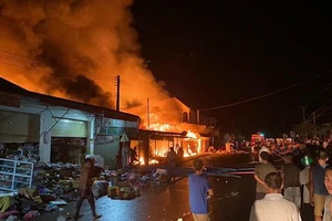 Cháy lớn ở khu chợ có nhiều người Việt buôn bán tại Lào