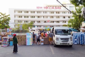 Người dân Đà Nẵng tặng nhu yếu phẩm cho 3 bệnh viện bị phong tỏa