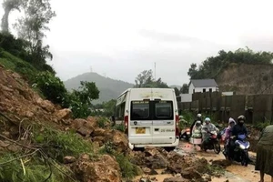 Podcast bản tin trưa 28-9: Hà Nội mưa rất lớn, dốc Cun Hòa Bình tê liệt, 2 người dân bị lũ cuốn trôi