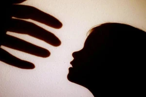 Đề nghị đưa người nghi hiếp dâm bé 13 tuổi vào diện cấm xuất cảnh