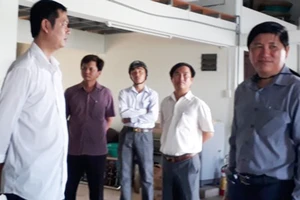 Ông Lê Văn Sử, Phó Chủ tịch UBND tỉnh Cà Mau (bìa phải) kiểm tra sạt lở tại khu vực khóm 8, thị trấn Năm Căn