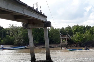 Cầu Kênh Cụt bị sà lan đụng sập nhưng chưa bắc lại cho dân đi