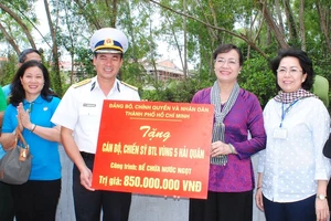 Đồng chí Nguyễn Thị Quyết Tâm tặng bể chứa nước ngọt cho Bộ Tư lệnh Vùng 5 Hải quân
