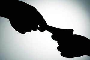 Cà Mau: Trưởng công an xã bị kỷ luật vì bỏ túi riêng tiền “bồi dưỡng”