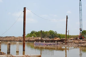 Cà Mau: Ngư dân lo lắng cầu bắc qua cửa biển Sào Lưới thấp