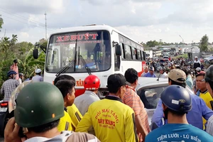 Tai nạn giao thông giữ xe taxi và xe buýt gây kẹt xe nghiêm trọng