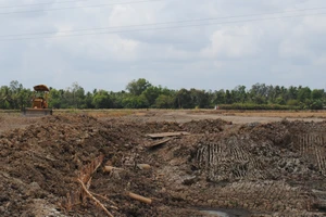 Chủ tịch UBND tỉnh Cà Mau chỉ đạo kiểm điểm lại vụ “Bán đất mặt ruộng - lợi bất cập hại“