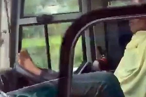 Tài xế Hiếu dùng chân lái xe (ảnh cắt từ clip)