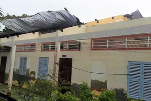 Một trường học ở Cà Mau bị tốc mái do lốc xoáy